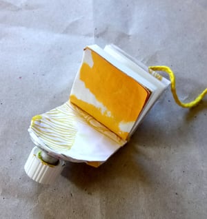 PEINTURE JAUNE - Livre-objet - tube d'encre pour lino