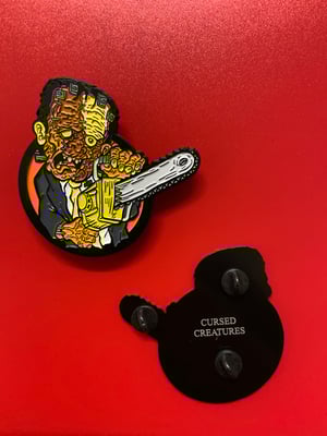 Image of Cuidao Por Ahi Lapel pin