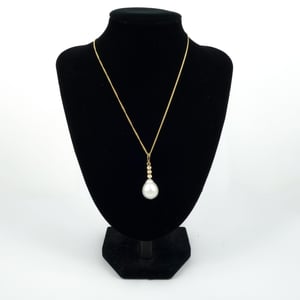 Image of 18ct yellow gold diamond and pearl pendant. PJ4642
