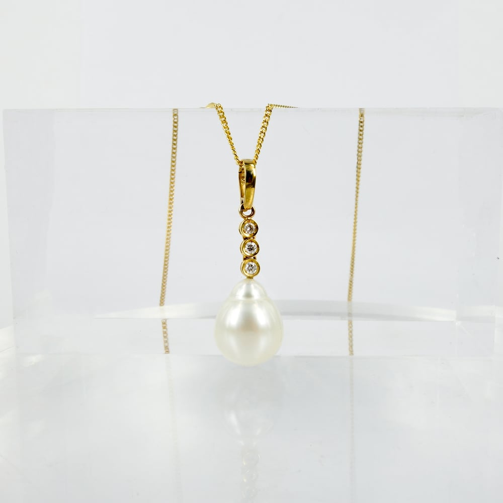 Image of 18ct yellow gold diamond and pearl pendant. PJ4642