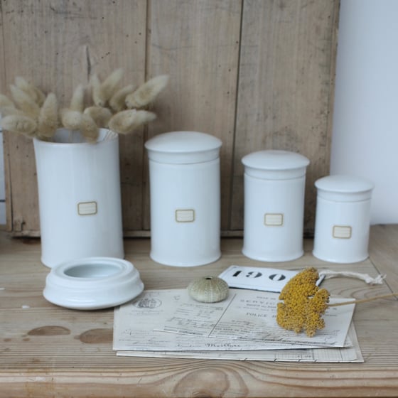 Image of Série de 4 pots à pharmacie en porcelaine. (Pots à Onguents).