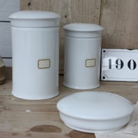 Image 3 of Série de 4 pots à pharmacie en porcelaine. (Pots à Onguents).