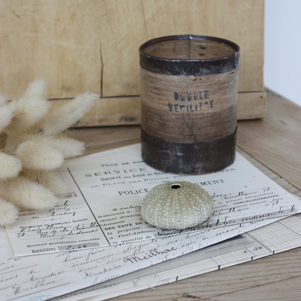 Image of Petite mesure ancienne en bois et fer. Double décilitre.