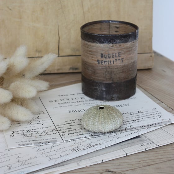 Image of Petite mesure ancienne en bois et fer. Double décilitre.