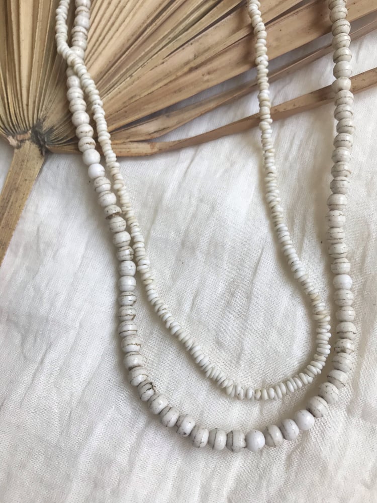 Image of VINTAGE SOFT WHITE GLASS BEAD NECKLACE