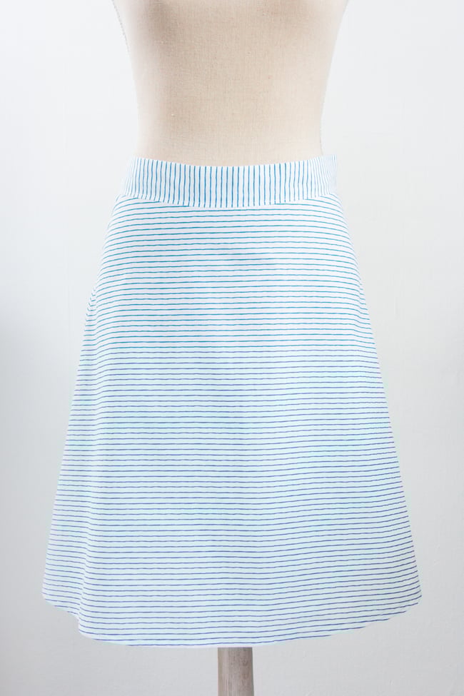 Jupe  rayée bouton rouge