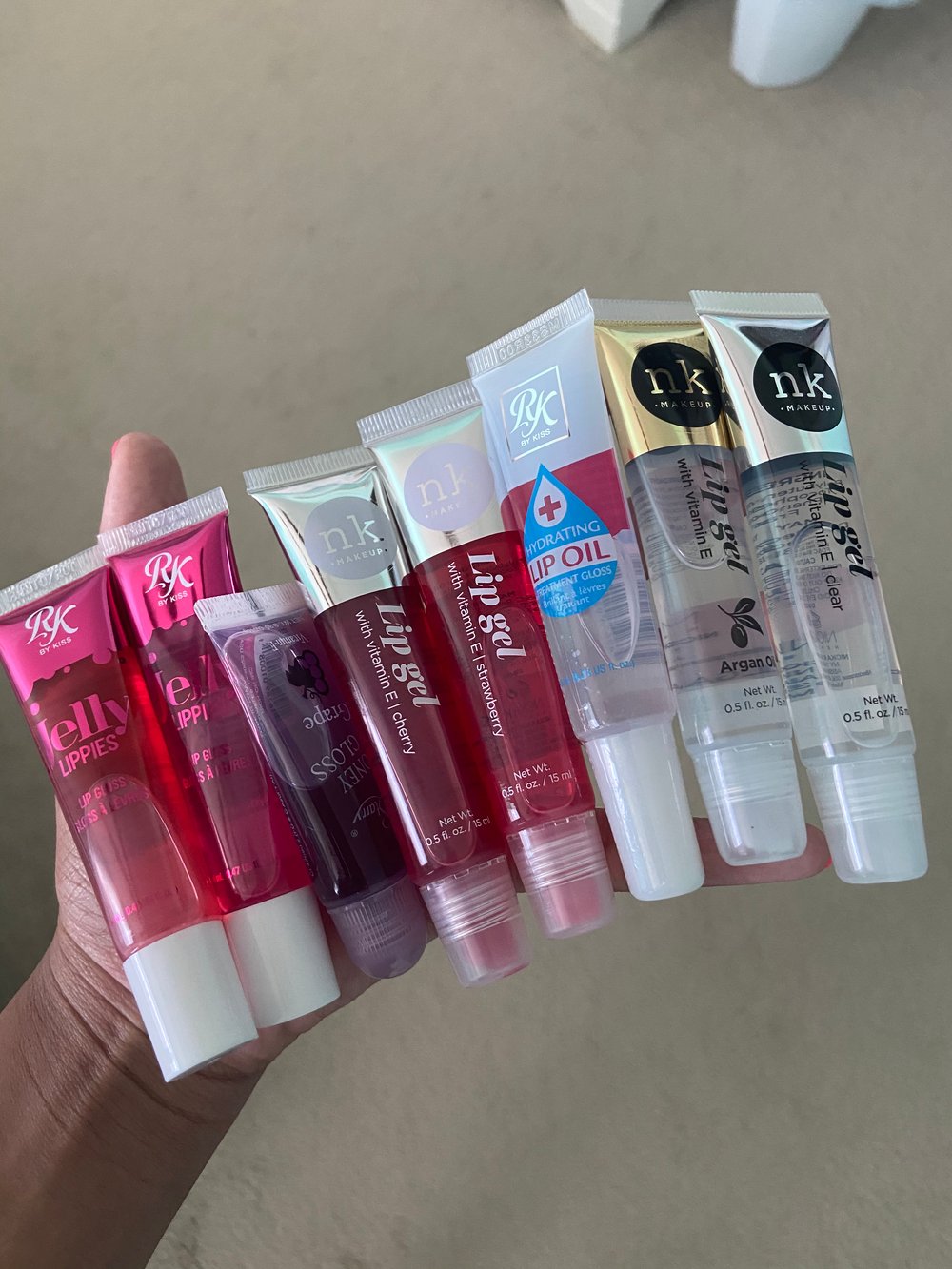 Image of single lip glosses 