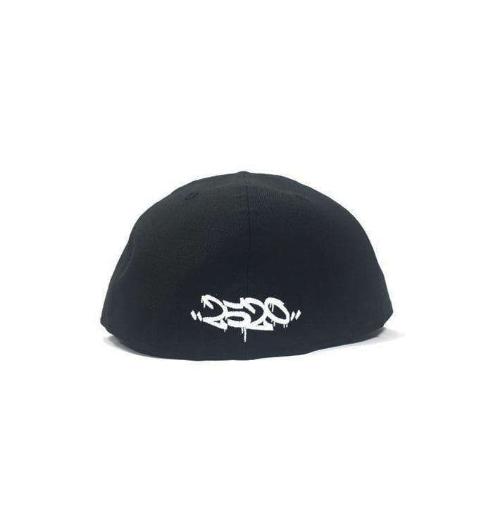 Image of 2520 X NEW ERA NEW NEW YORK (BEVEL CUT) 59FIFTY FITTED - BLACK 