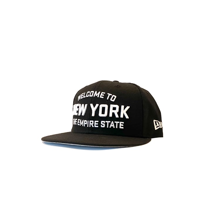 Image of 2520 X NEW ERA WELCOME TO NEW YORK THE EMPIRE STATE  9FIFTY SNAPBACK - BLACK/WHITE