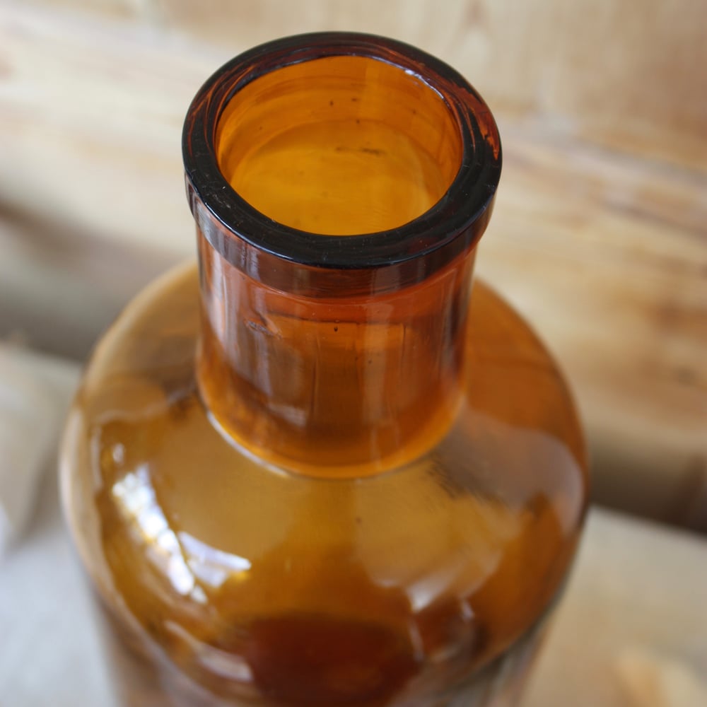Image of Ancien flacon de pharmacie en verre soufflé ambré.