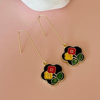 Image 3 of Flowers in a flower drops