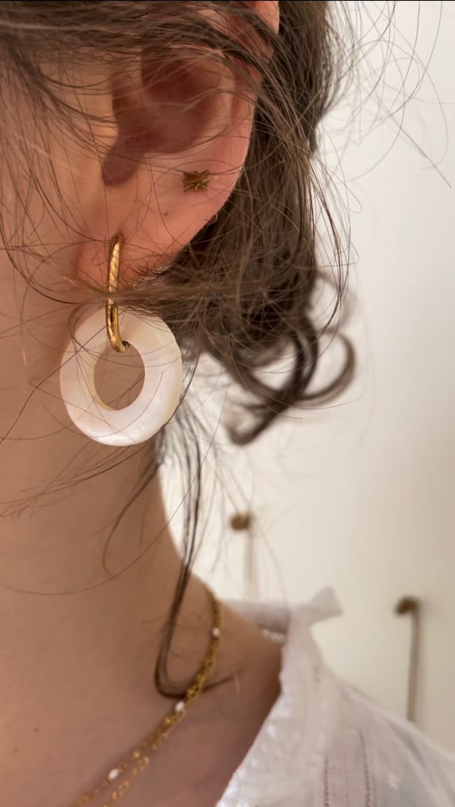 CLARA | Créoles rectangulaires en acier inoxydable doré et cercle nacre