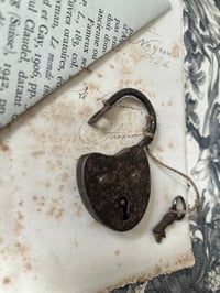 Image 5 of Cadenas coeur en fer et sa clé, 1900.