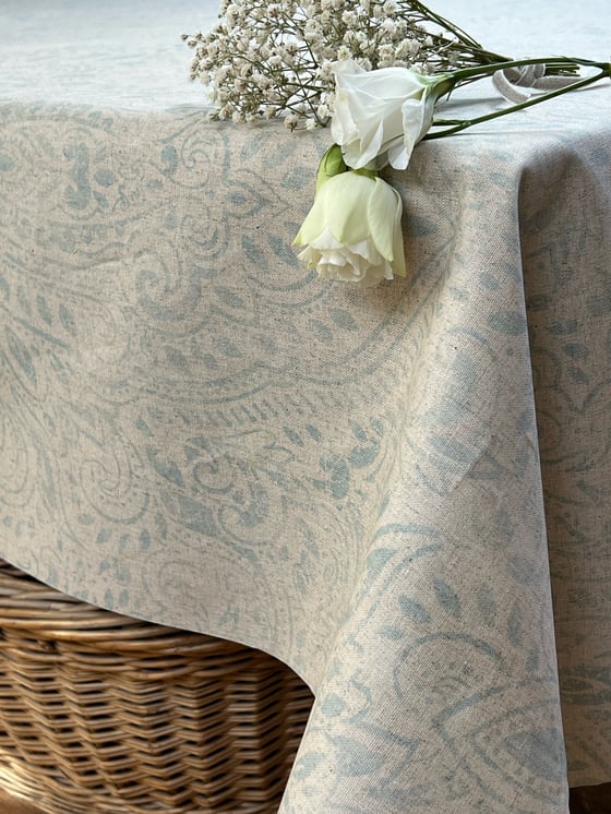 Image of les 3 dernières Nappe Arabesque en Lin anti-tâche  Bleu ciel fond lin