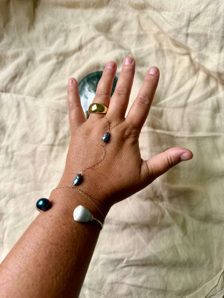 Image of Mauve  keshi hand chain 