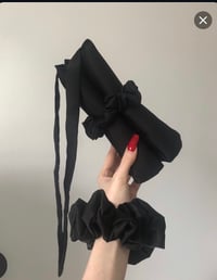 Image 2 of WAŁEK DO KRĘCENIA WŁOSÓW + SCRUNCHIES BLACK