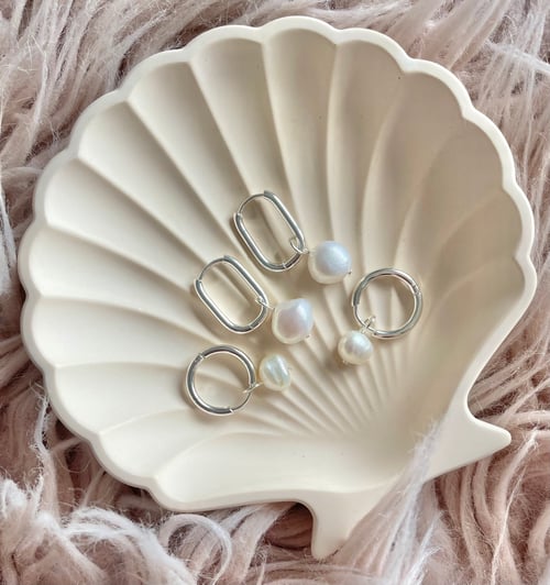 Image of Oval Pearl Huggies