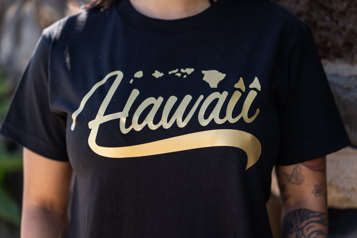 Hawaii Islands Mano Tee (Black/Gold)
