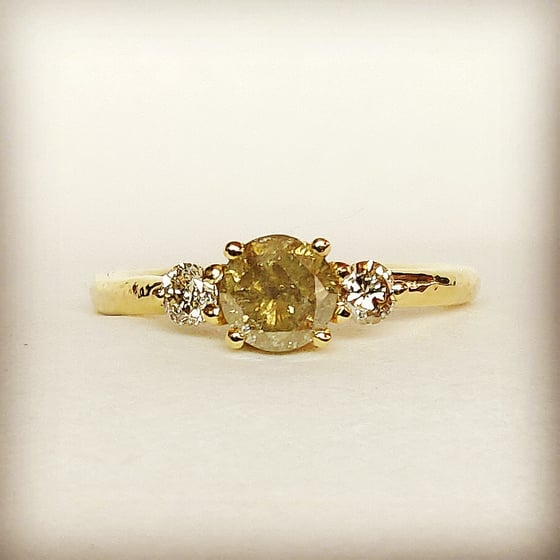 Beeld van Yellowish diamond