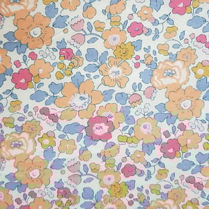 Image of Betsy Pivoine oiseau