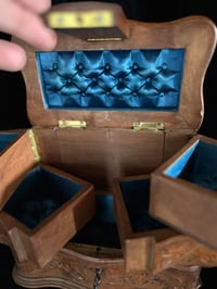 Image 7 of Incroyable coffre à bijoux, en bois sculpté, dite Forêt Noire, soie bleue, fin du 19ème s.