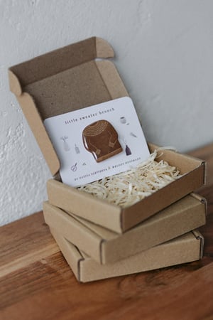 Image of Broche Little Sweater de Nastia Sleptsova