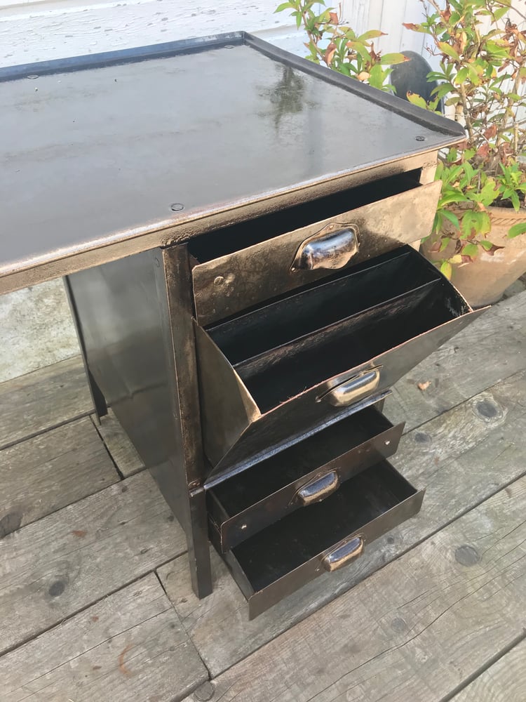 Image of Petit bureau d'atelier en métal brossé et verni, années 60