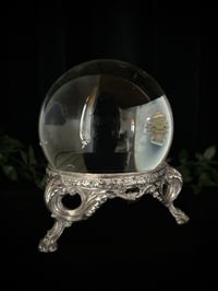 Image 5 of Magnifique boule de cristal de 15cm de diamètre et son support en régule argenté, début 1900