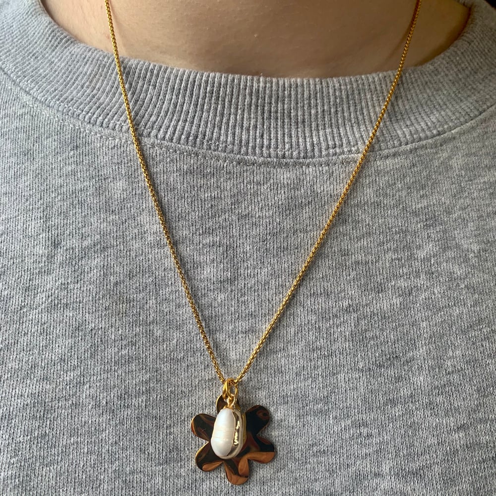 Image of Flower and pearl fine chain - gold