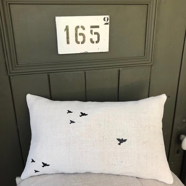 Image of Coussin envolée d'hirondelles noires. (Disponible sur commande)