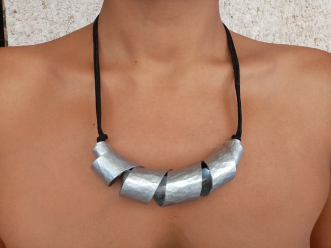 Collar de diseño plateado