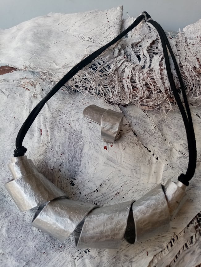 Collar de diseño plateado