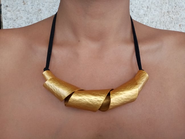 Collar de diseño dorado