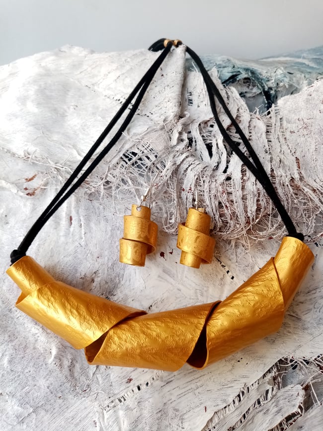 Collar de diseño dorado