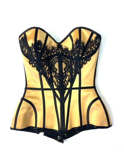 Image of OUTLET! CORSET RASO ALTO BRILLO BEIGE CON ENCAJE NEGRO CLAUDIA