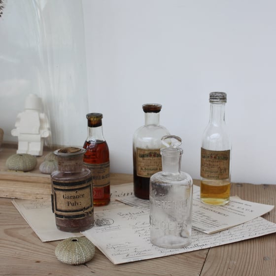 Image of Petits flacons de pharmacie anciens.
