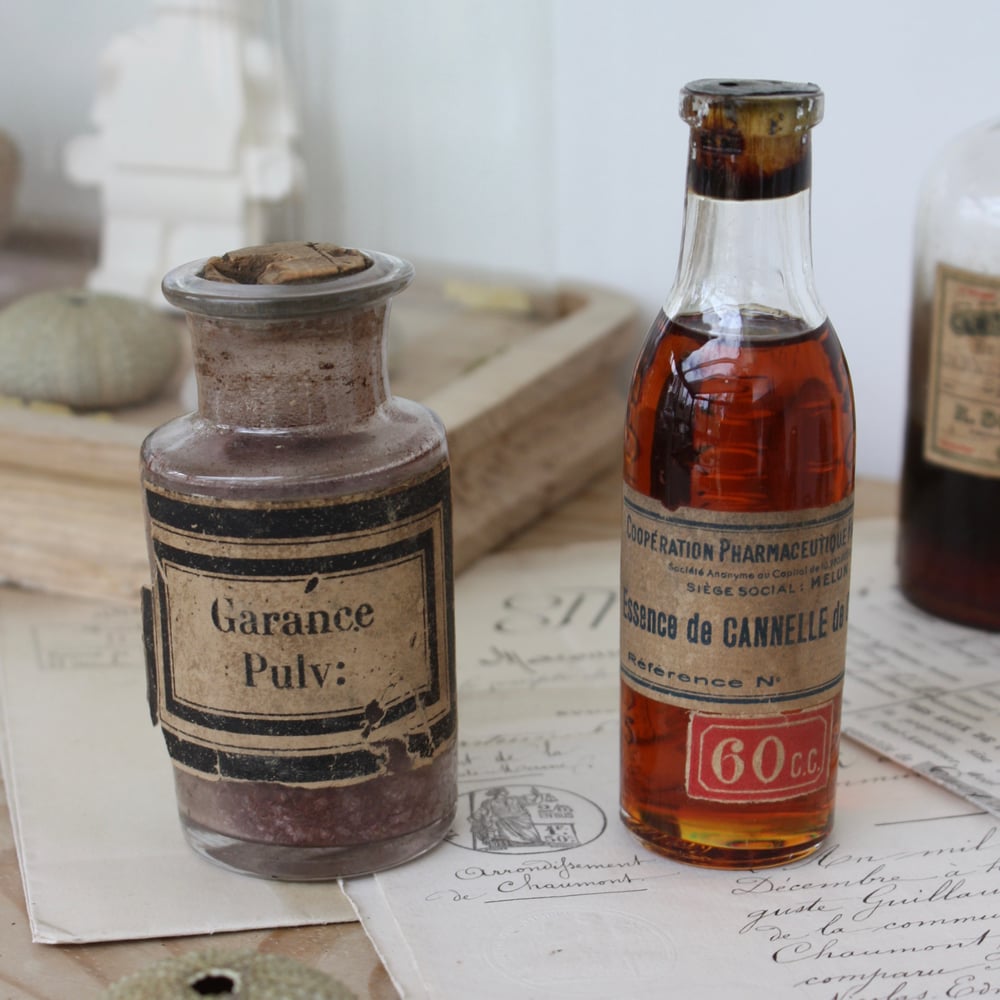 Image of Petits flacons de pharmacie anciens.