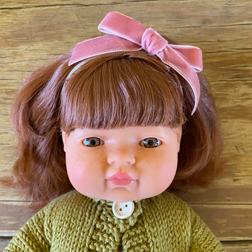 Image of Velvet hair bow to suit 32 and 38cm Miniland dolls