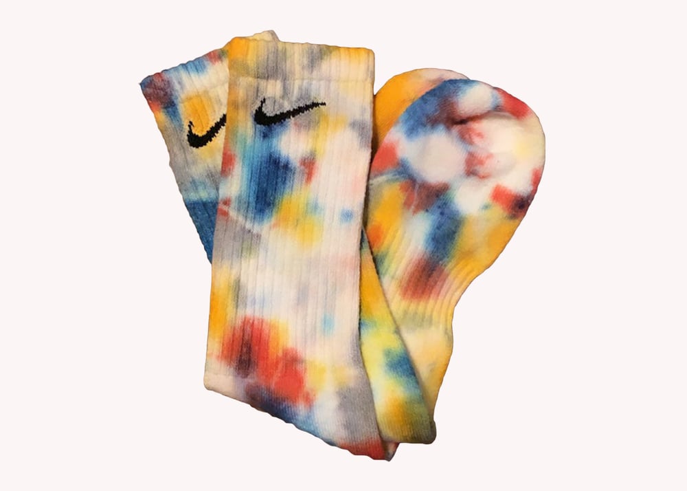 Image of NIKE EVERYDAY CUSTOM DYE SOCKS SIZE LARGE “SUNSHINE DAYDREAM”