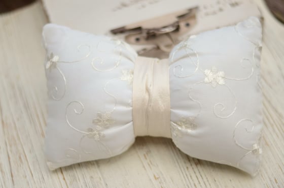 Image of Bow pillow ( embroidery) Set