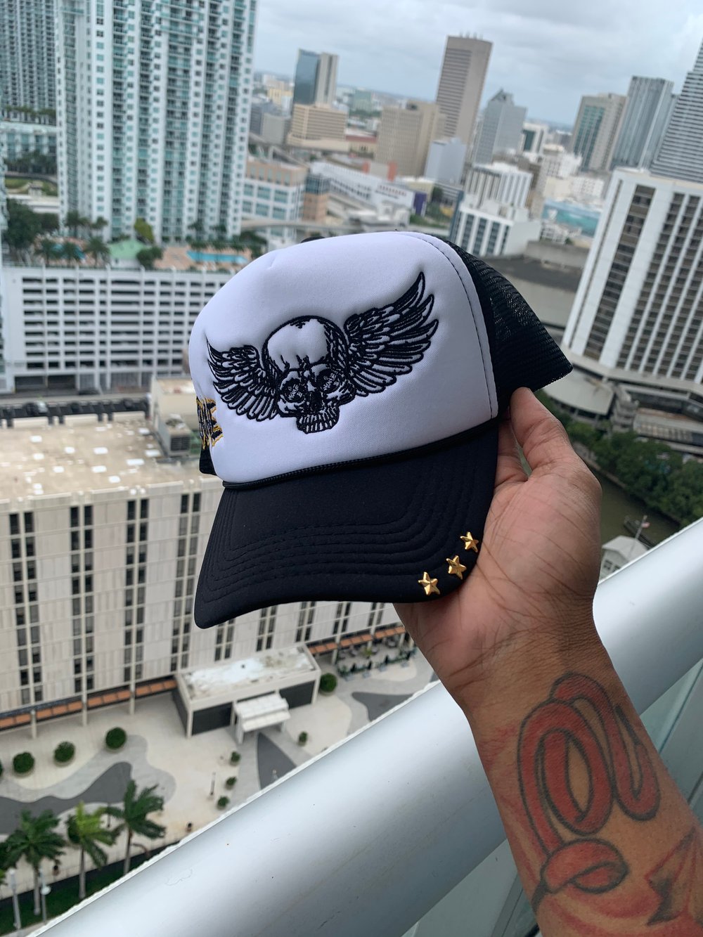 OXN EMBROIDERED FLYING SKULL TRUCKER HAT