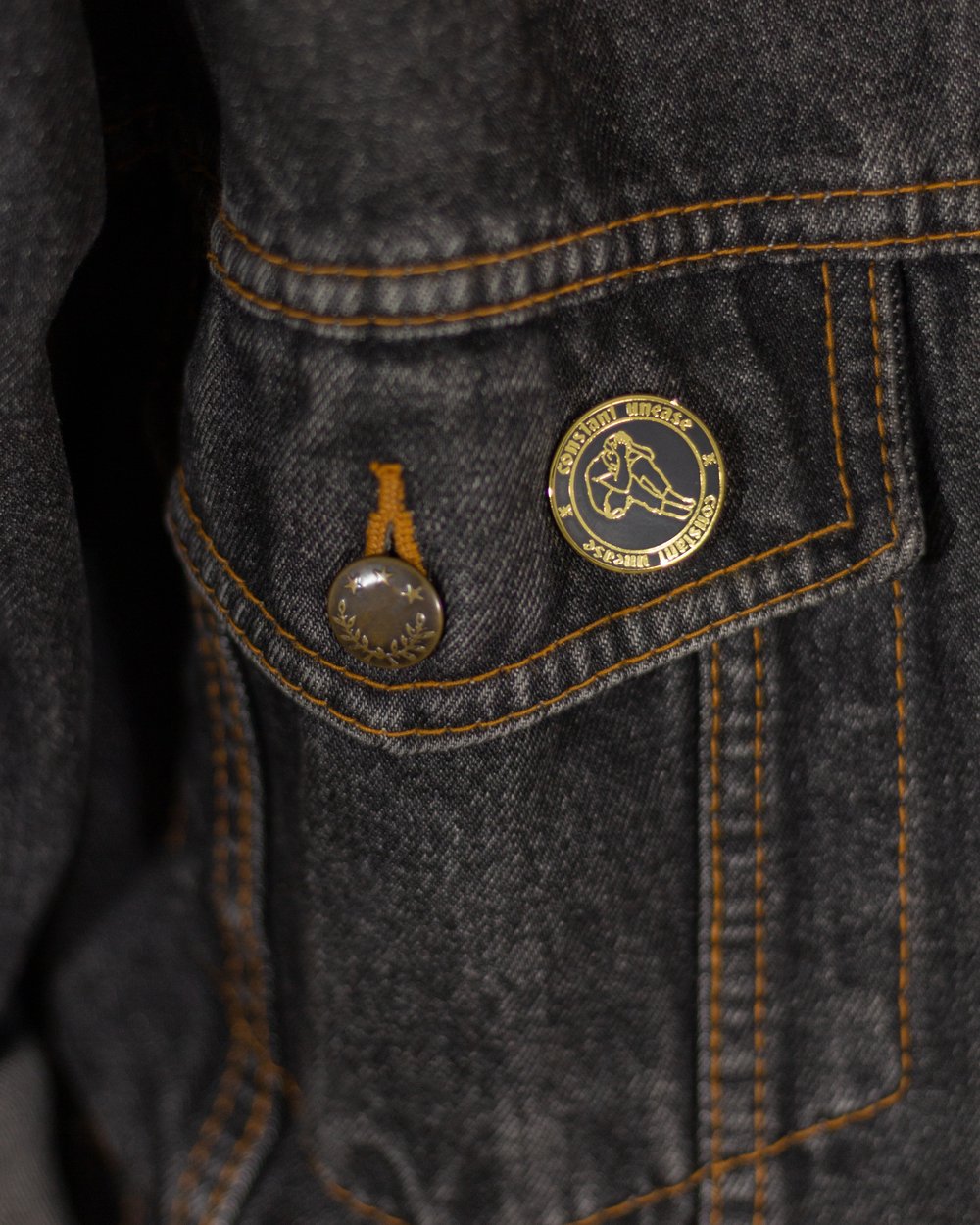 'Logo Pin' Gold