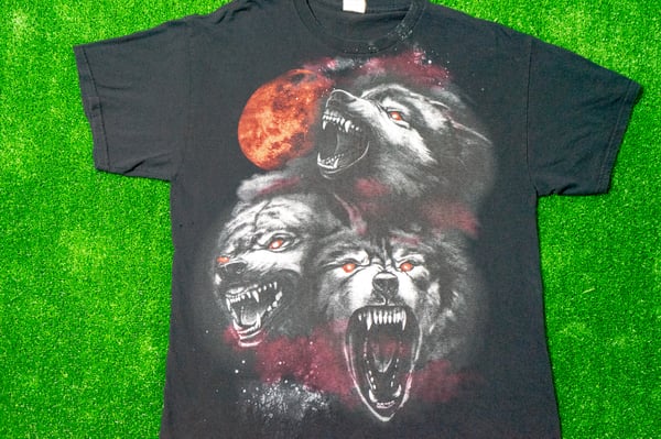 Image of Vintage Gildan Wolves T-Shirt Size(L)