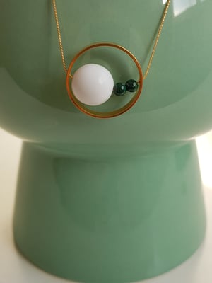 Image of Federica. Collar largo con anillo de latón decorado con cristal y semipreciosas.