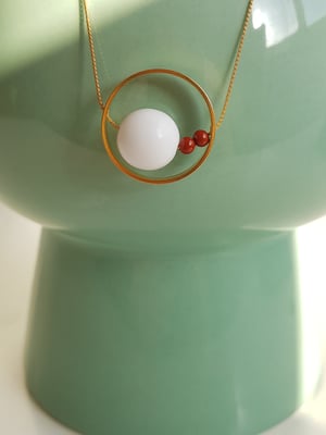 Image of Federica. Collar largo con anillo de latón decorado con cristal y semipreciosas.