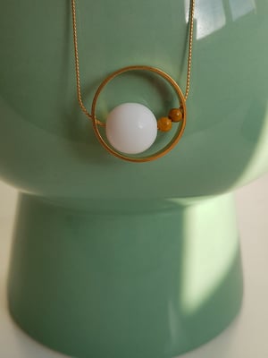 Image of Federica. Collar largo con anillo de latón decorado con cristal y semipreciosas.