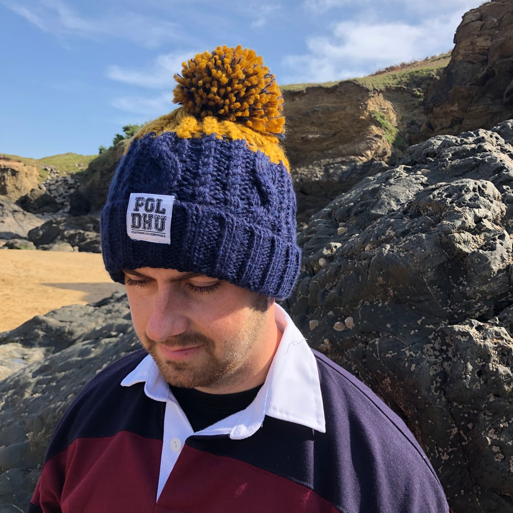 MUSTARD TIP CHUNKY BOBBLE HAT