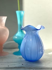 Image 8 of Vases en verre opalin