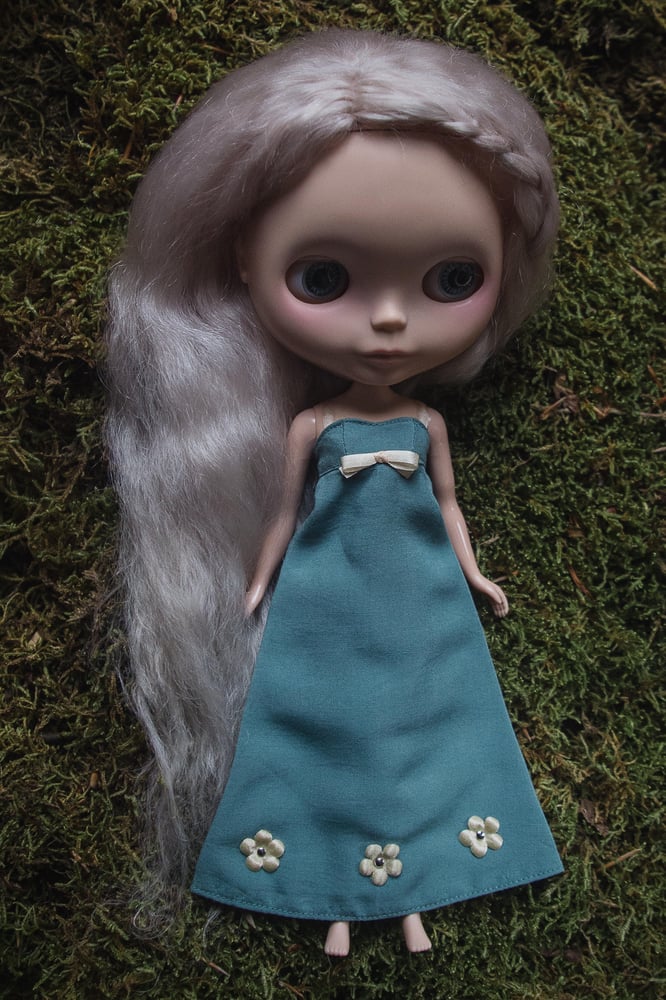 Image of "Forget me not" dress for blythe doll - Dusty green