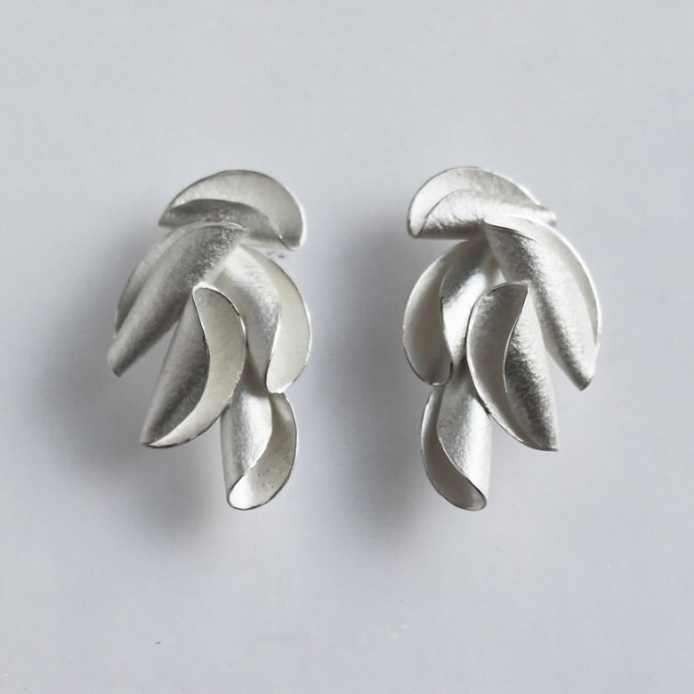 Image of curly shell 5 elements earrings